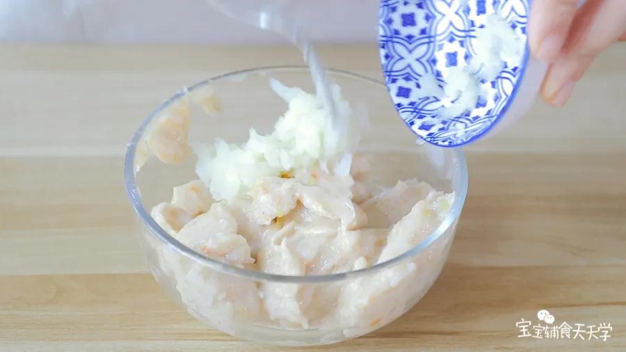 熟土豆压泥，加入虾泥中