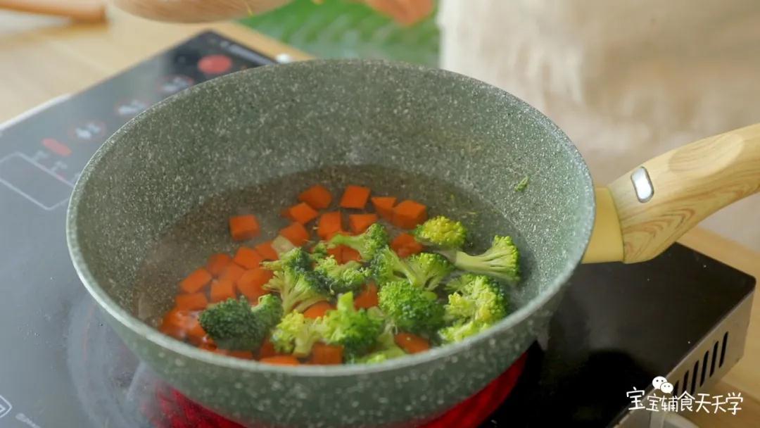 把胡萝卜与西兰花烫熟，捞起备用