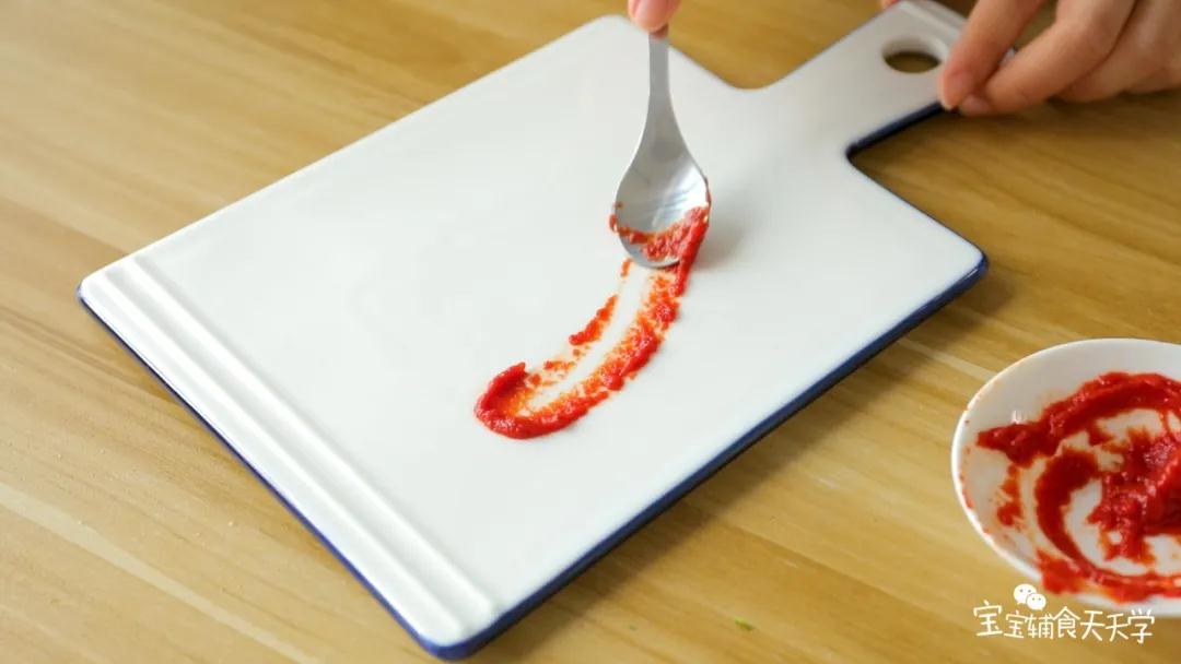 盘子里涂上番茄酱