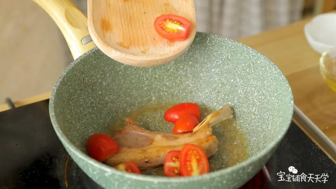加入小番茄翻炒一下，至番茄变软
