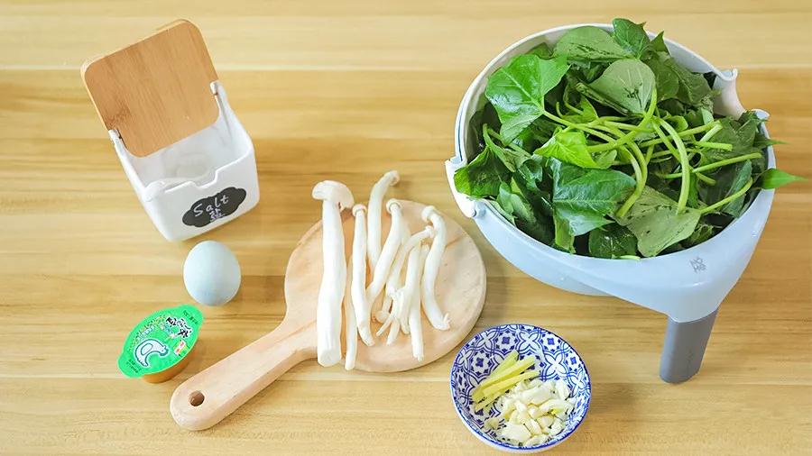 食材准备：番薯叶 / 300g，蟹味菇 / 50g，无铅皮蛋 / 1只，浓汤宝 / 1个，蒜粒、姜丝、食用盐适量