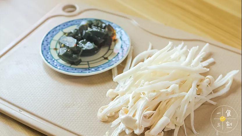蟹味菇撕开成丝，皮蛋剥壳切块