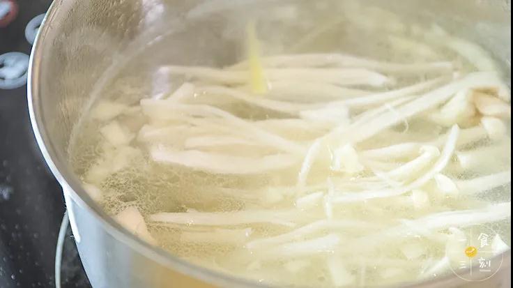 倒入适量清水，加入蟹味菇，大火煮沸