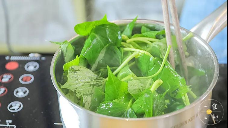煮至水翻腾后放入红薯叶，煮至番薯叶变软身