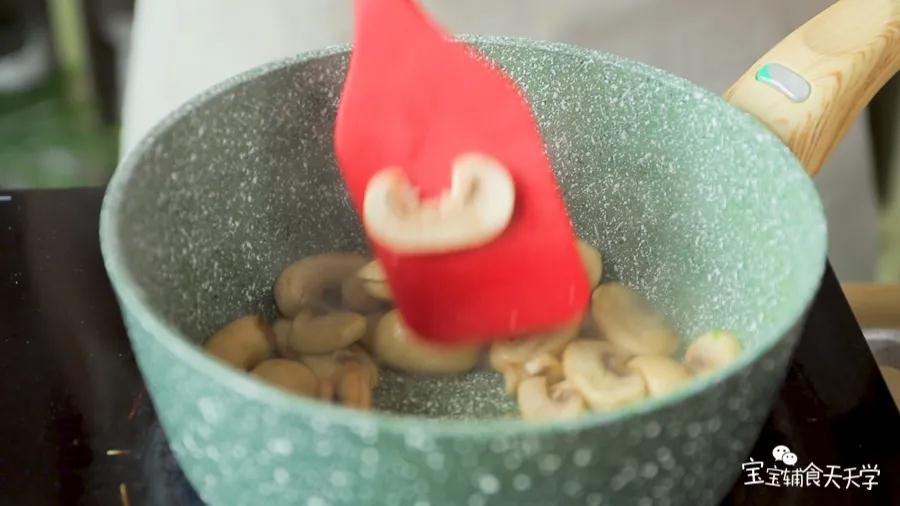 锅里倒油，小火加热，倒入口蘑翻炒出水