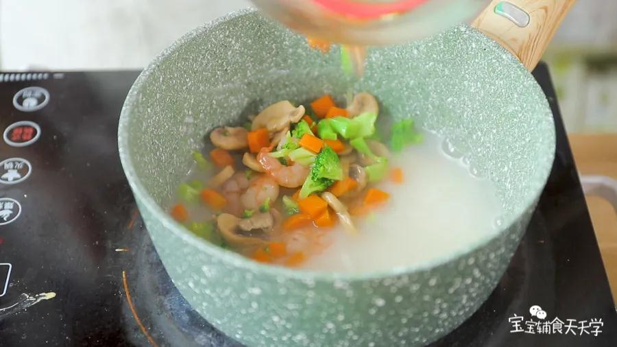 等到边缘出现小泡沫，临近烧开时倒入之前翻炒的材料