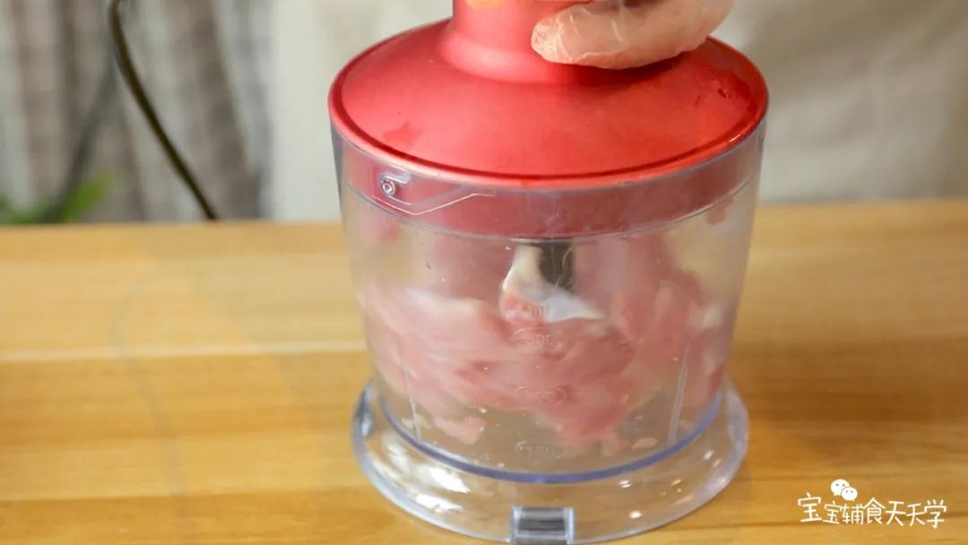 第3步：猪肉切块，放入搅拌机搅打成泥