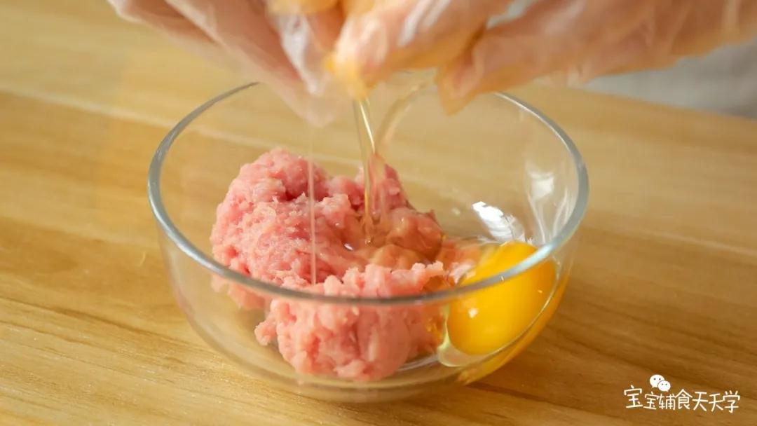 第4步：倒出肉泥，加入鸡蛋，往一个方向搅拌上劲