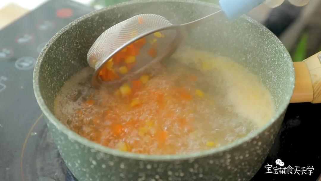 第5步：玉米粒、胡萝卜粒放入锅内焯水