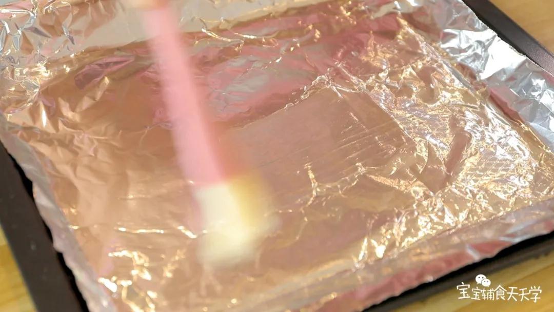 第7步：烤盘上铺上锡纸，刷上一层油