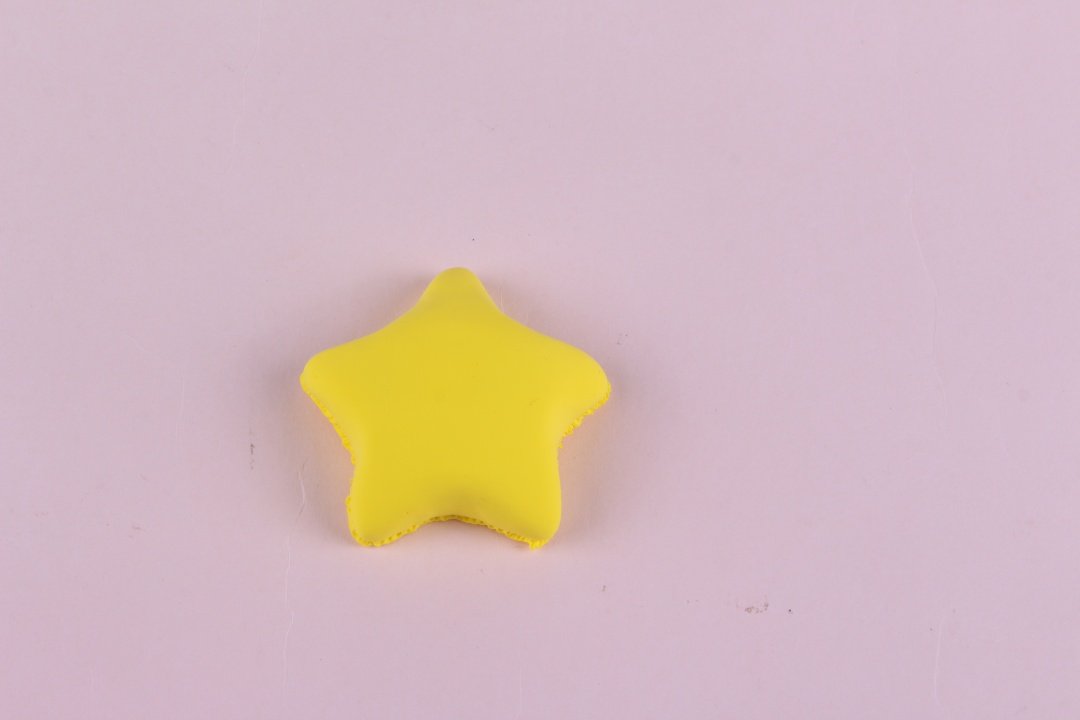 步骤3：在小星星的边缘用七本针戳出细微的小边边，类似马卡龙的边边哦！