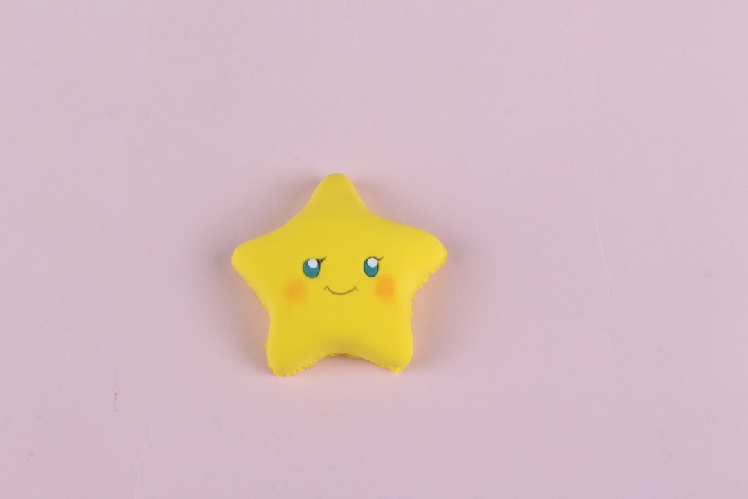 步骤4：用同样的方法再做一面小星星，上面画上眼睛和嘴巴，涂上腮红，就像上图一样。