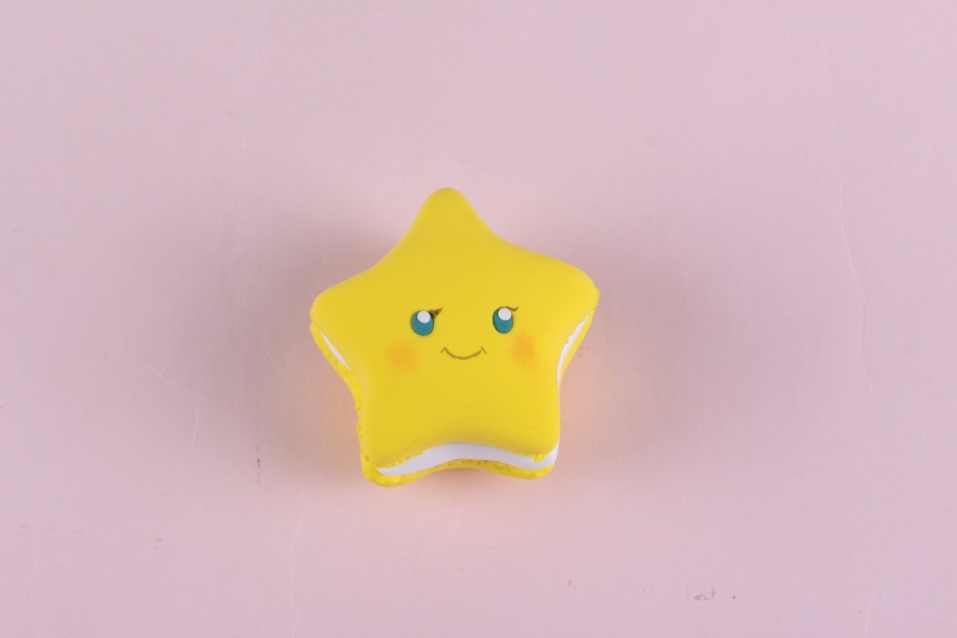 步骤6：把带眼睛的一面放在上面，这样星星夹心饼干就做好了。