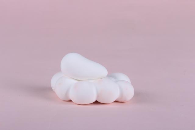 步骤3：用白色粘土做一个大水滴的形状粘在云朵上，这是独角兽的身体。