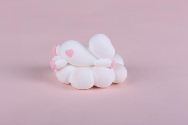 步骤5：用白色粘土做一个椭圆球粘在身体尖尖的一端，这是独角兽的头部。