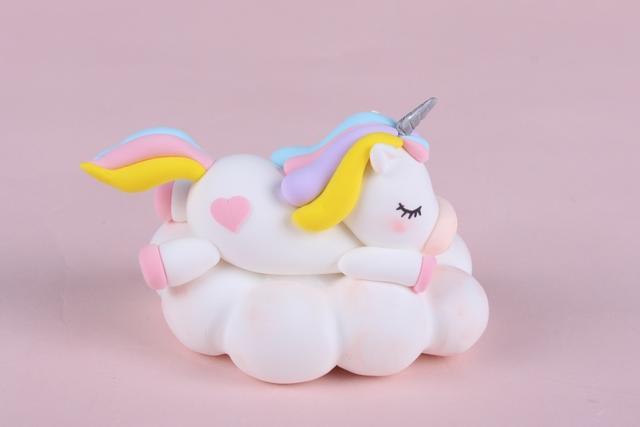 步骤9：尾巴也是五彩的哦，大家可以根据自己的喜好做出各种颜色的鬃毛和尾巴。最后做一个尖尖的角粘在额前，这样独角兽就做好啦！