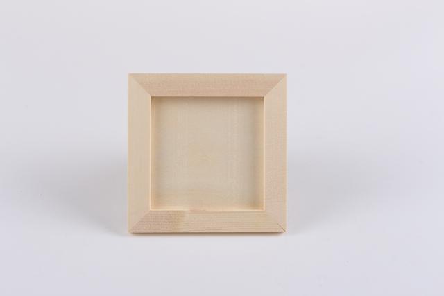 步骤1：选一个木制相框，如果没有相框大家可以用硬纸板代替。