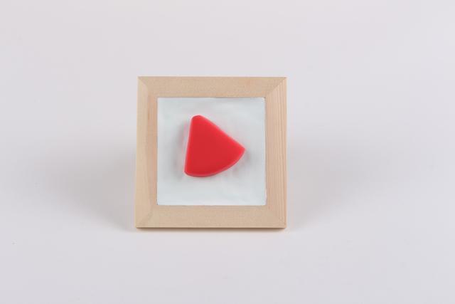 步骤3：做好背景之后，用大红色粘土做出扇形的西瓜切块粘在上面。