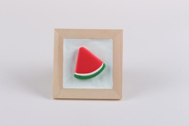 步骤5：绿色粘土做出西瓜皮。