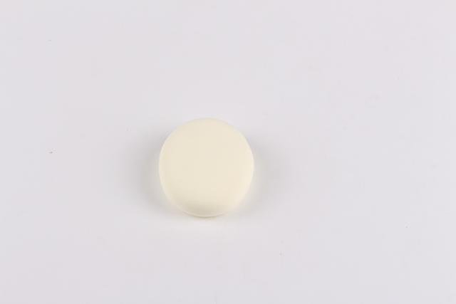 步骤1：用米黄色粘土做一个圆饼。