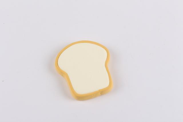 步骤3：用橘黄色粘土做出吐司的围边，如图所示，这样土司就做好啦！