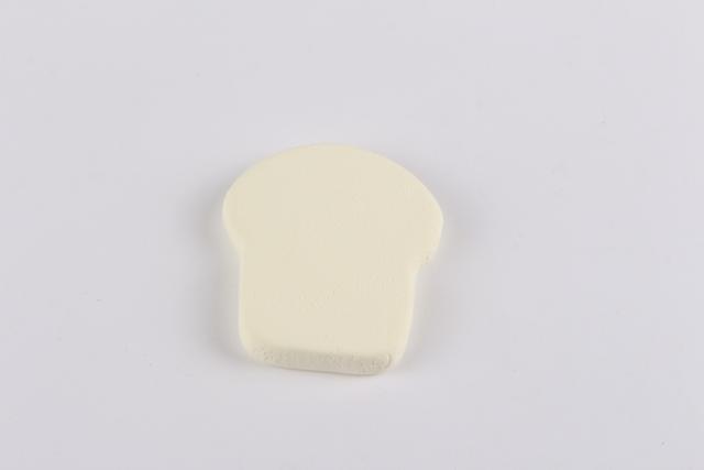 步骤2：把圆饼形整理成上图的吐司的形状。