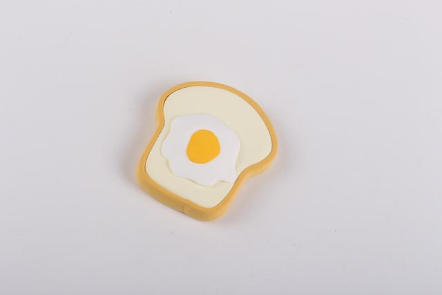 步骤5：做出蛋黄放在煎蛋上。