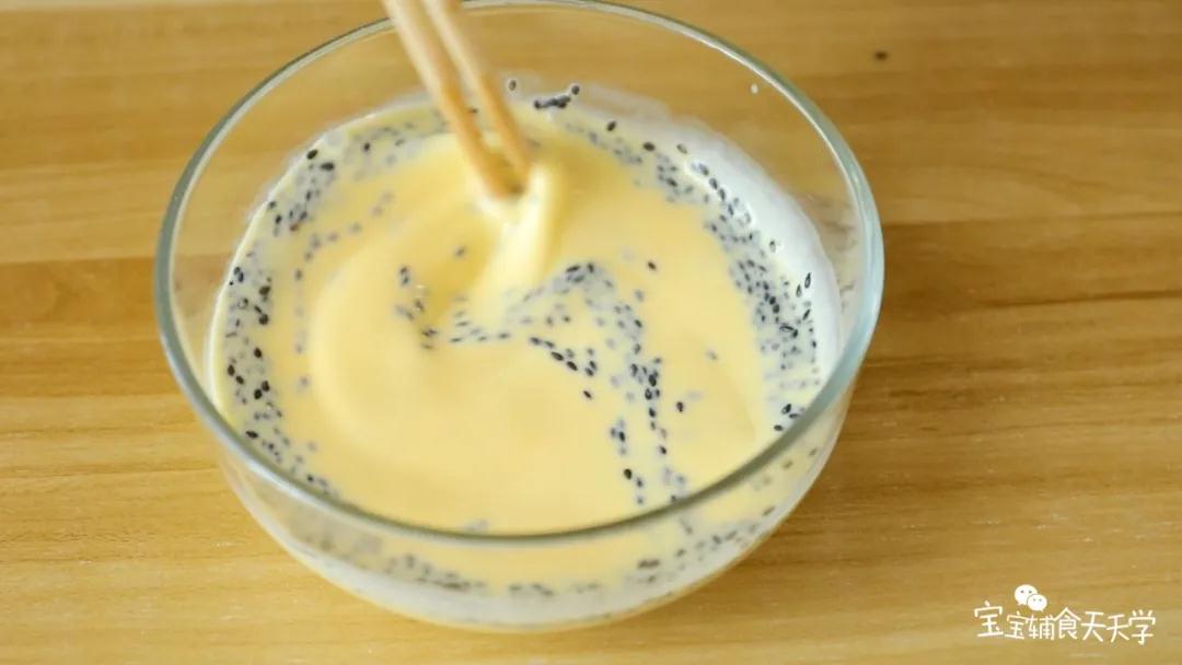 再加入黑芝麻，继续搅拌均匀拌开