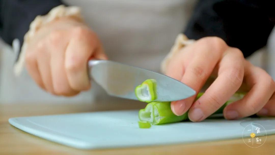 大葱切碎，备用