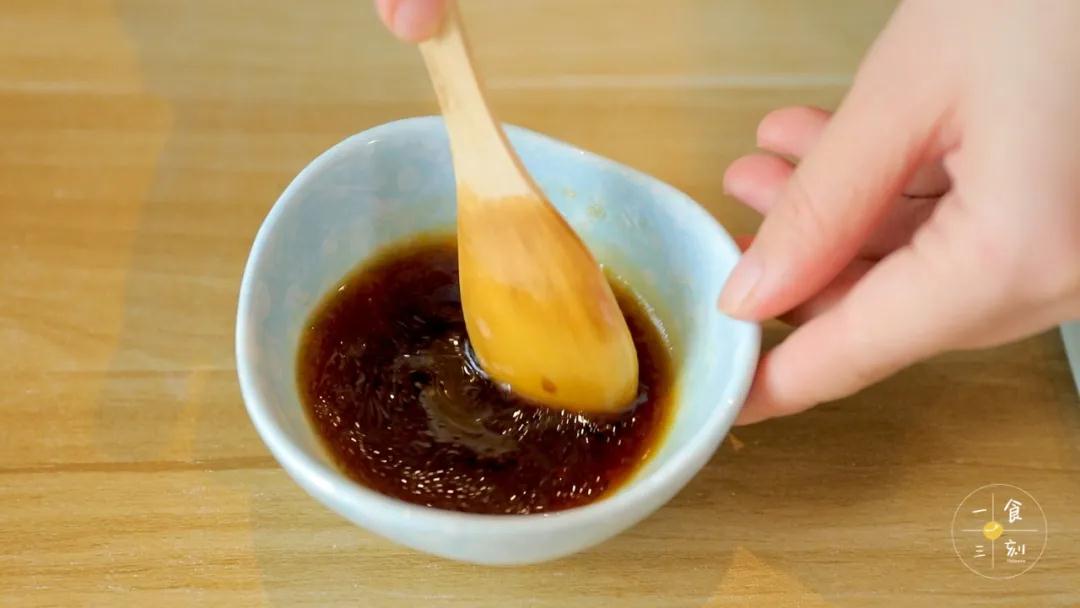酱油、味淋、糖混合调成酱汁，搅拌均匀