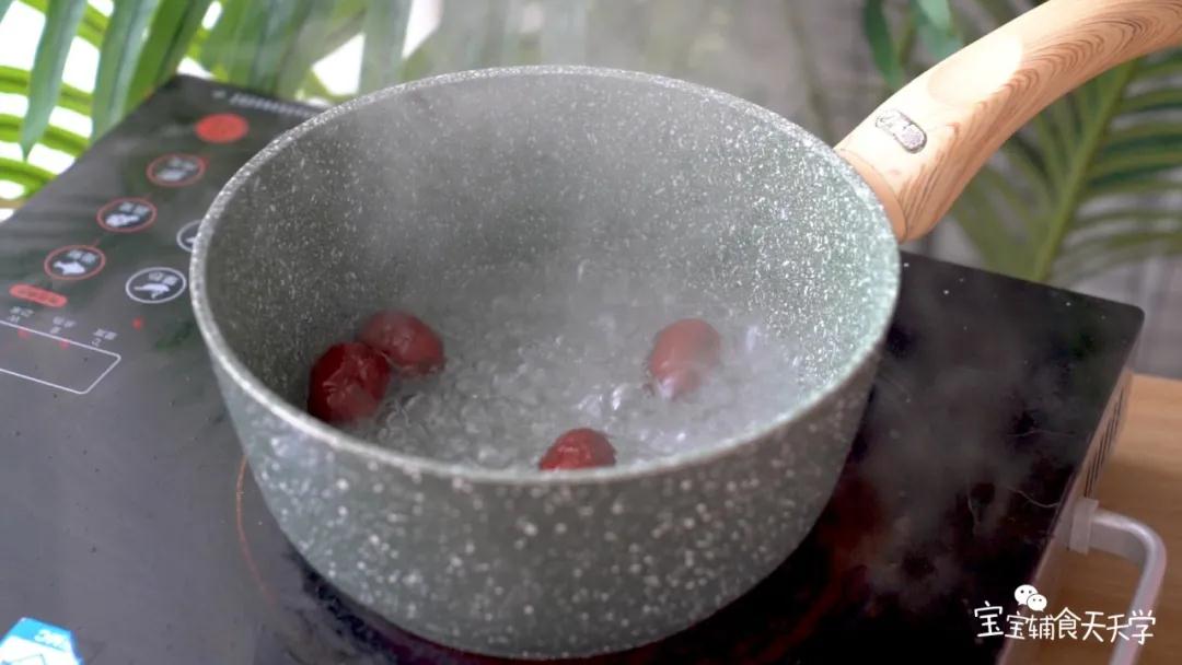 水开后倒入红枣，大火煮15分钟捞出