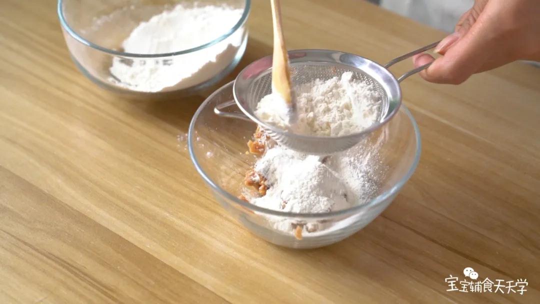 倒出碗中，加入过筛过的低筋面粉