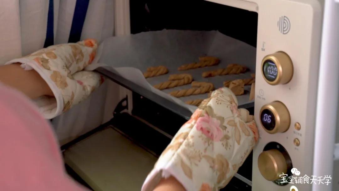 烤箱预热10分钟，放入烤箱中层，上下管100度，烘烤60分钟