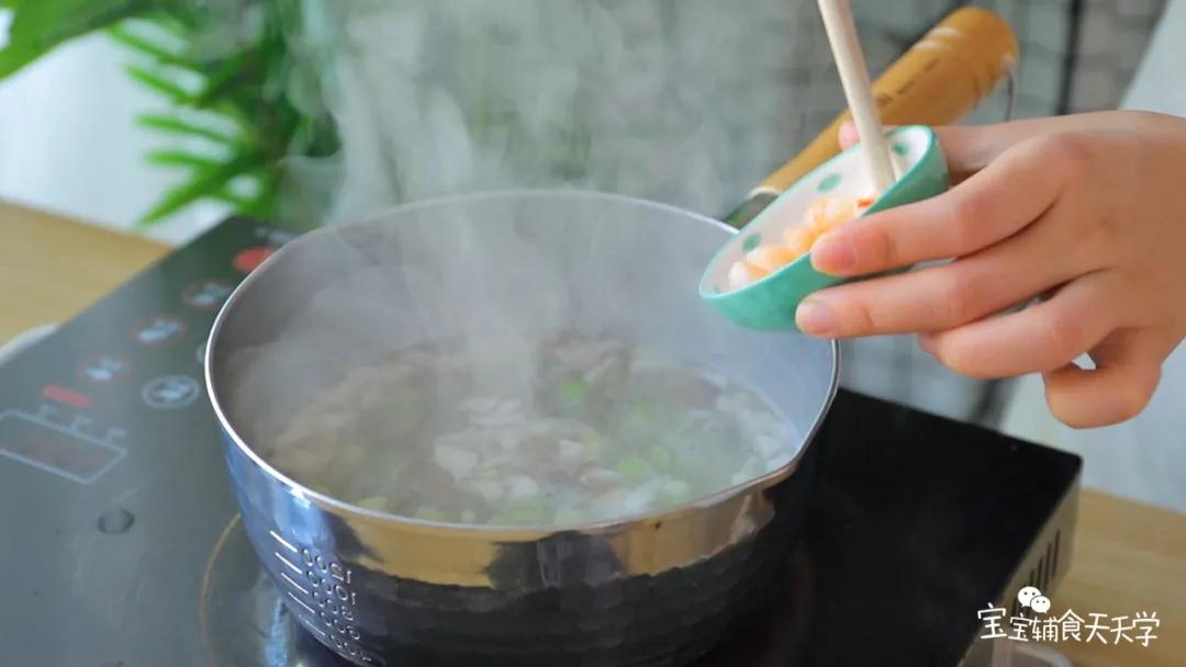 煮沸后加入营养面、虾仁