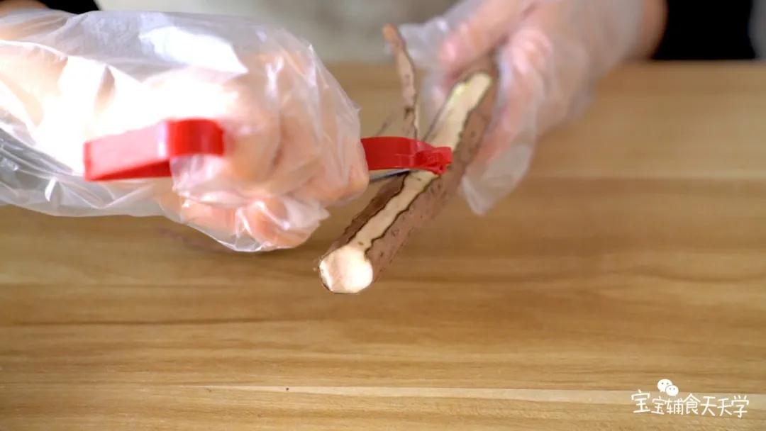 第2步：山药戴手套去皮洗净切块