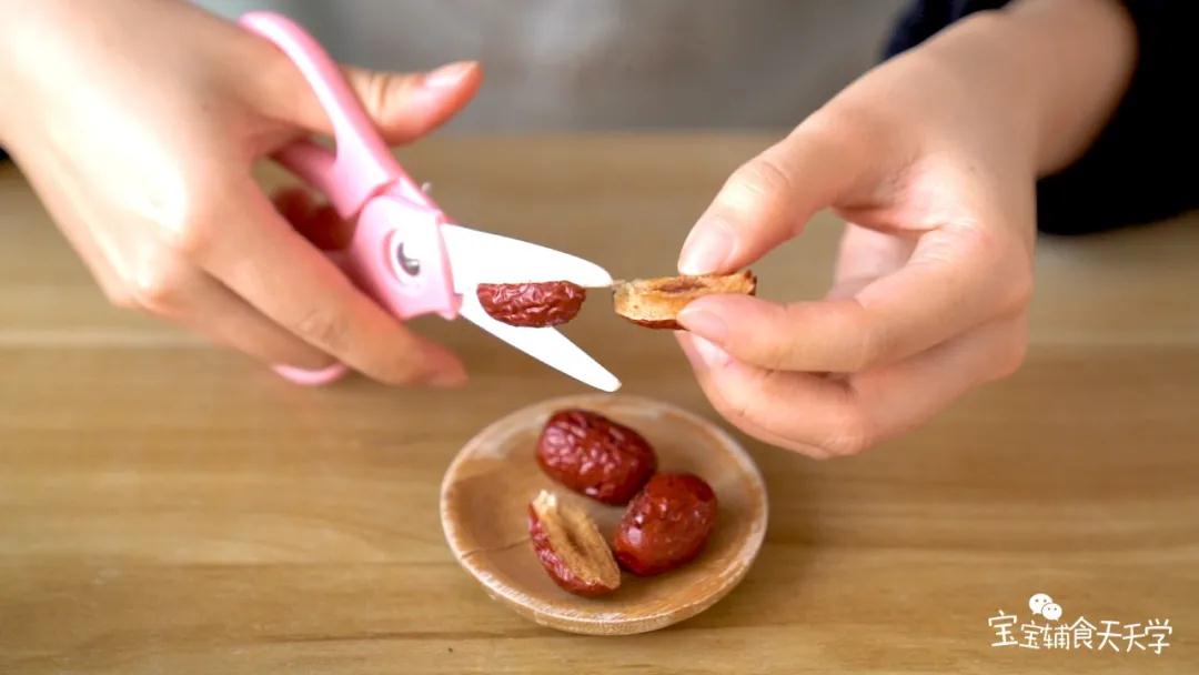 第3步：红枣切碎，去核
