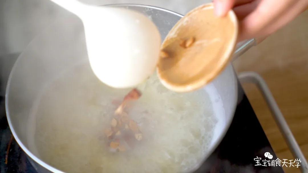 第6步：加红枣，煮至材料软熟