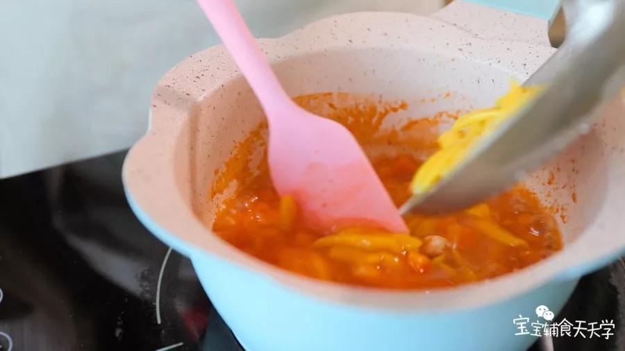 捞出剪刀面放入前面熬煮好的汤底中