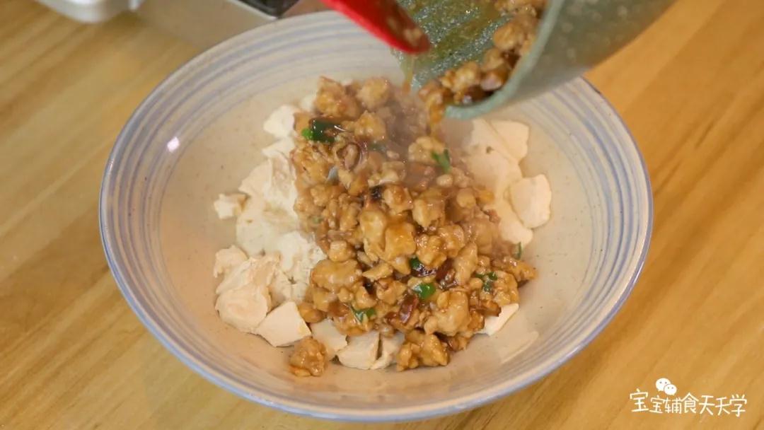 最后，将卤汁浇到豆腐上，拌匀食用即可