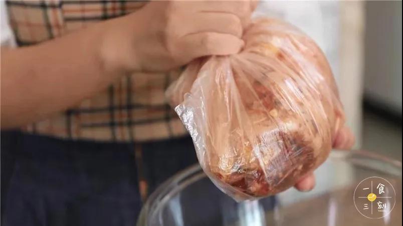 尽量挤走空气（保鲜袋贴近鸡的表面），封起保鲜袋冷藏腌制2小时以上