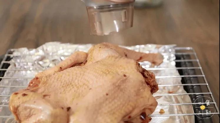 用电吹风把烤鸡表面的皮吹干