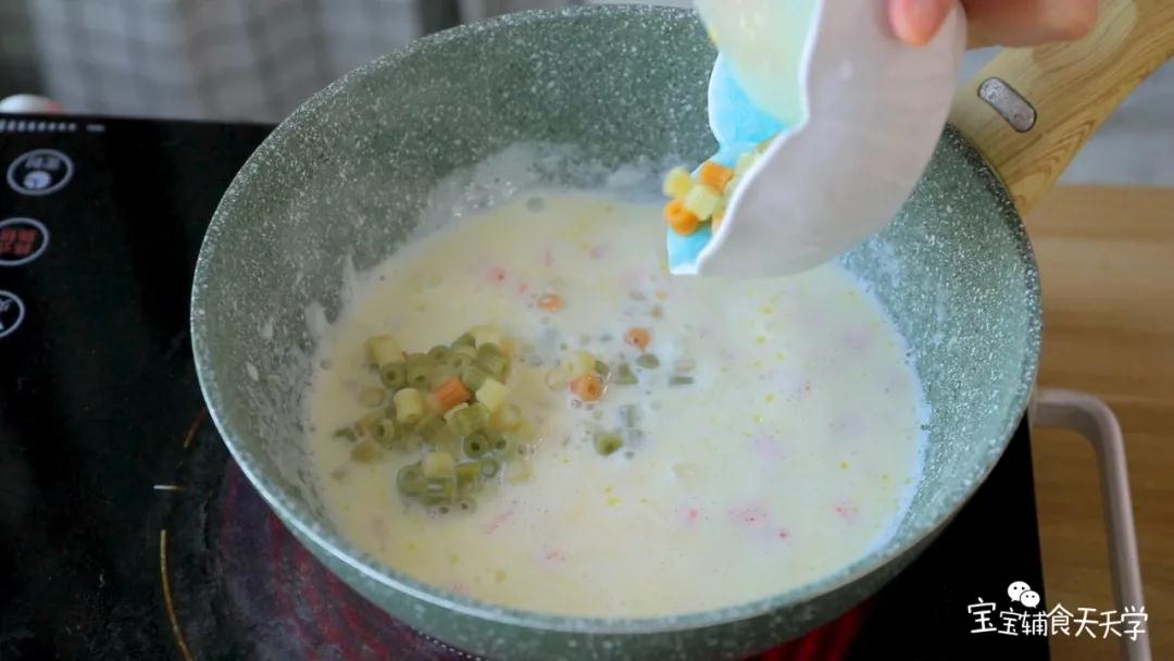 倒入意面和芝士粉，煮至入味即可