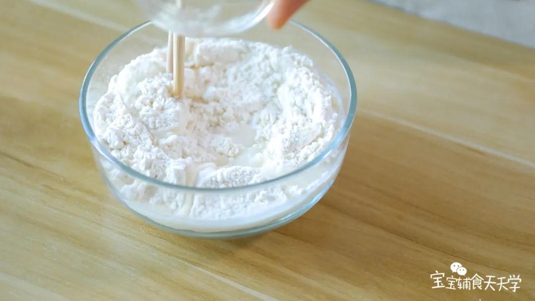 第2步：中筋面粉倒入开水，用筷子搅拌均匀