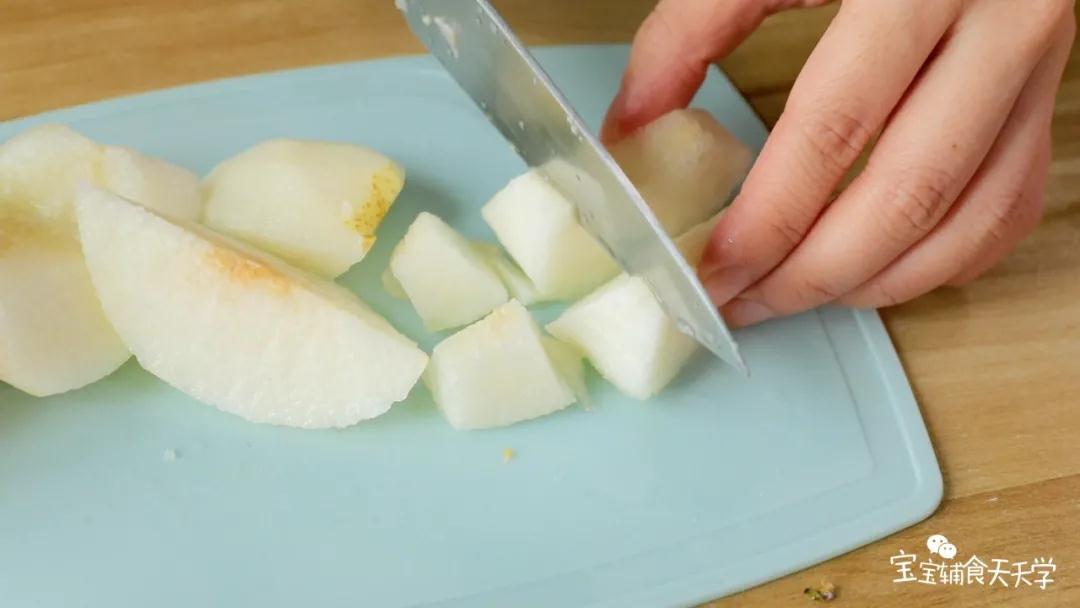 第2步：梨子削皮，切小块