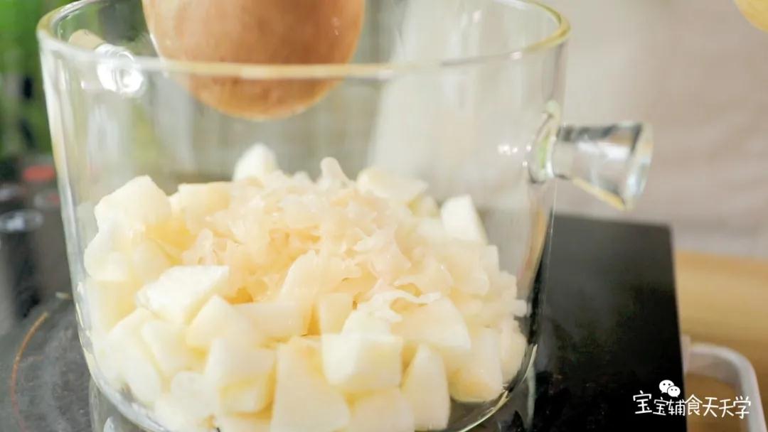 第3步：银耳提前浸泡至发泡变软，和梨子一起放入锅中