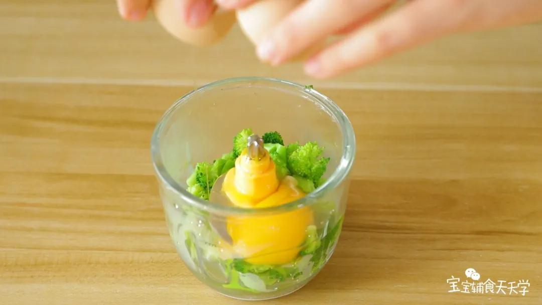 在搅拌机加入西蓝花、鸡蛋、面粉，搅拌成细腻的糊状 