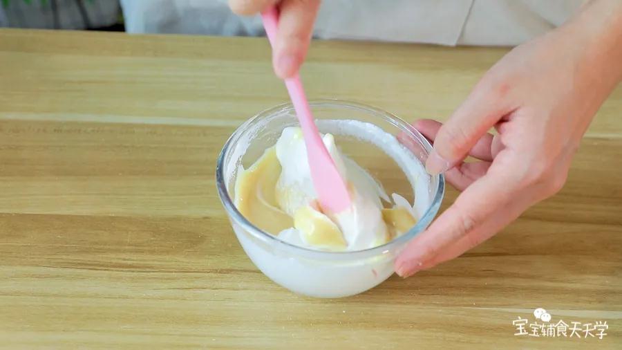 打发好的蛋清发泡与前面的酸奶糊翻拌均匀