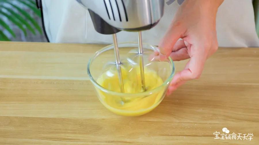 打发蛋黄至颜色发白、体积变大