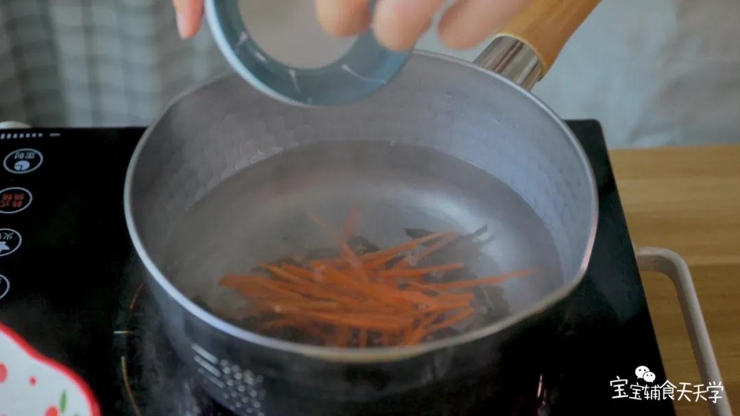 木耳丝、胡萝卜丝淖水到软熟后捞起