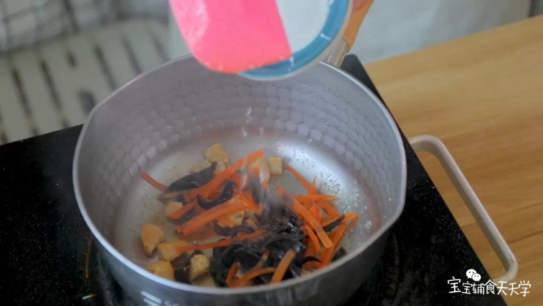 倒入少许热炒油，把鱼排煎香后加入木耳丝、胡萝卜丝